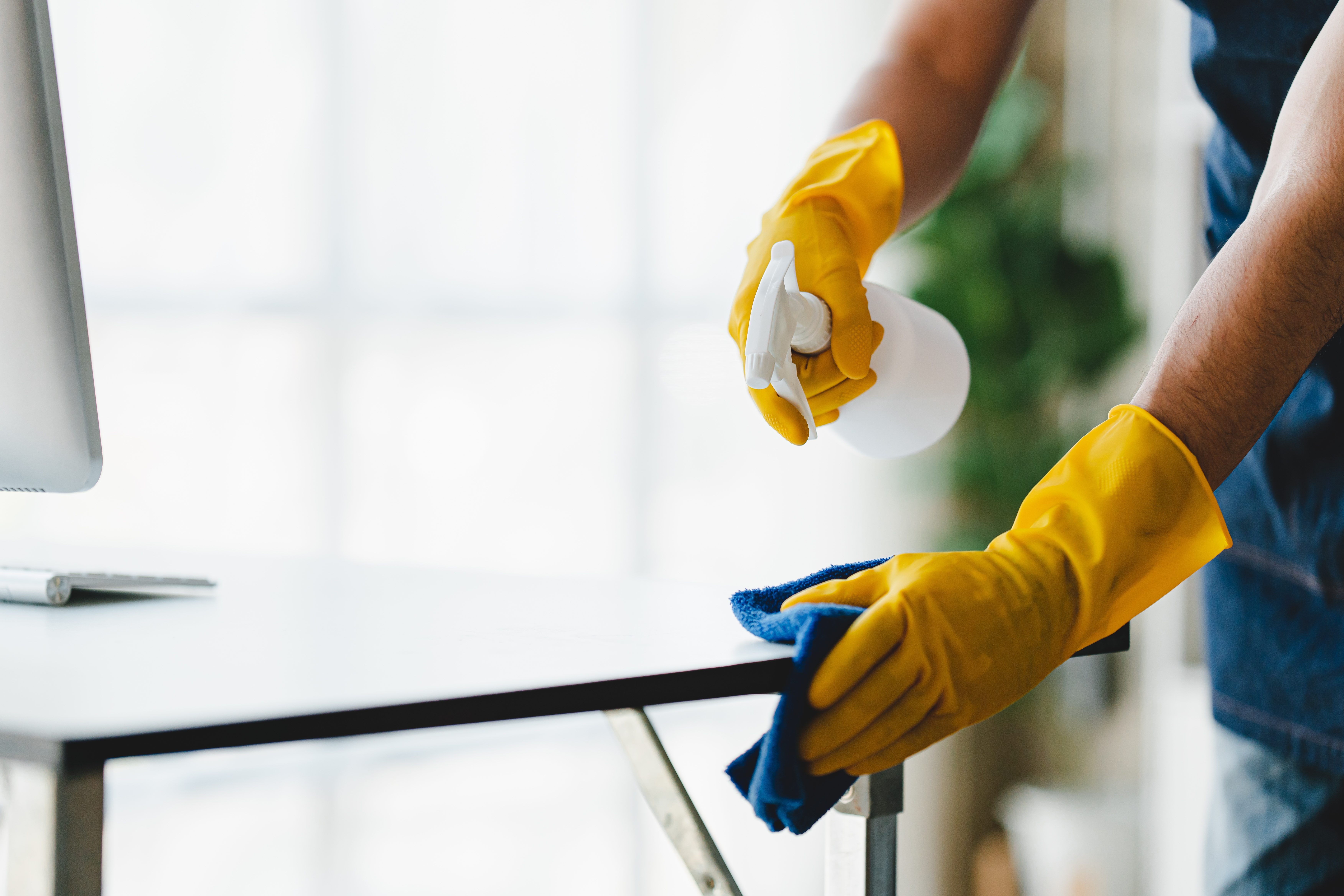 People,Doing,Cleaning,Are,Using,Cloths,And,Spraying,Disinfectant,Wipe